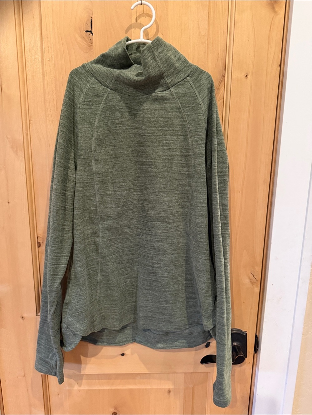 Avalanche Outdoor Supply Company Green Cowl Neck Pullover. Large
